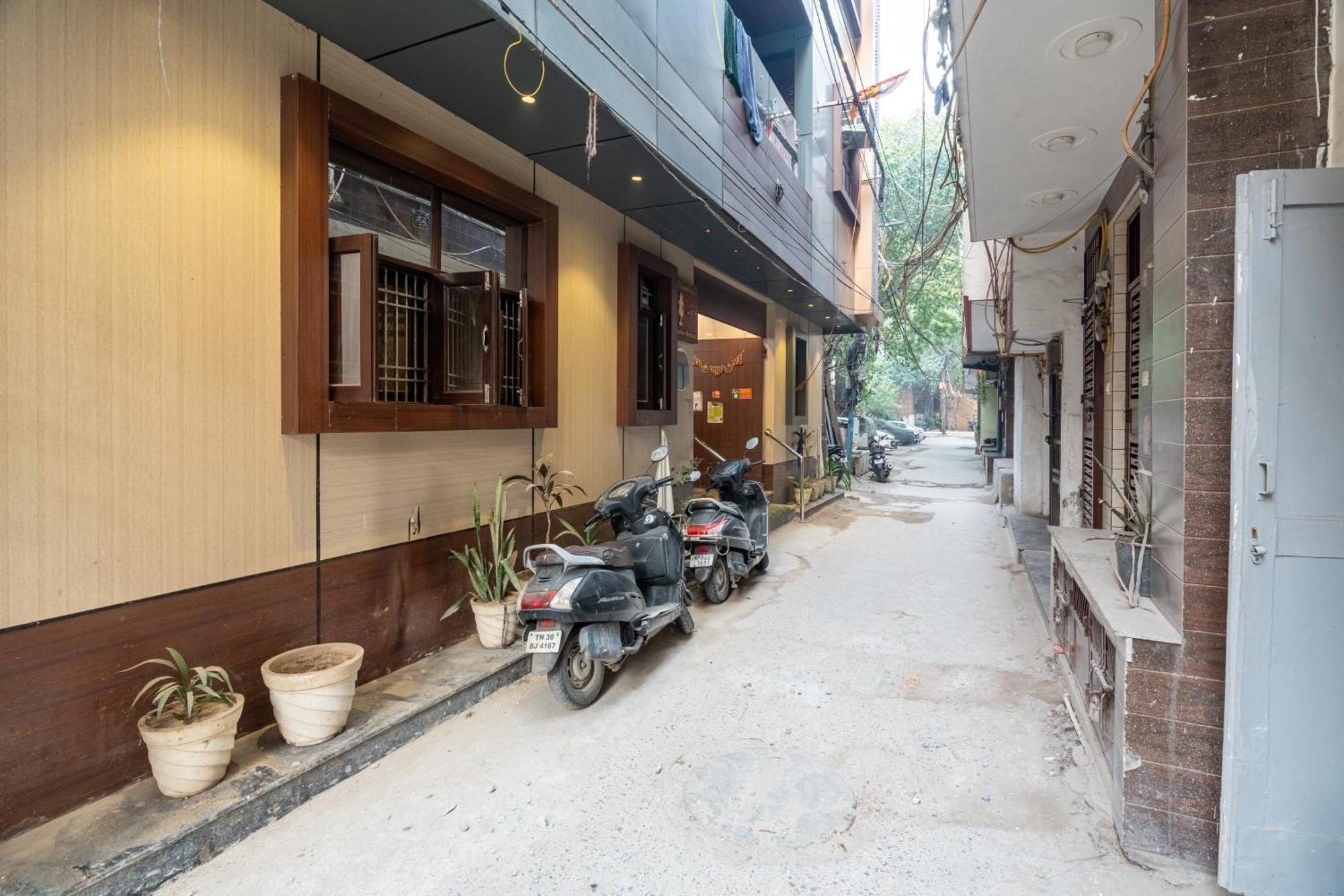 Homlee-vintage 2bhk Near Delhi Apartment