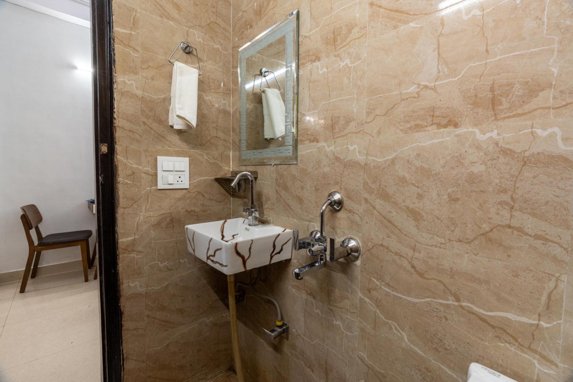 Homlee-vintage 2bhk Near Delhi Apartment