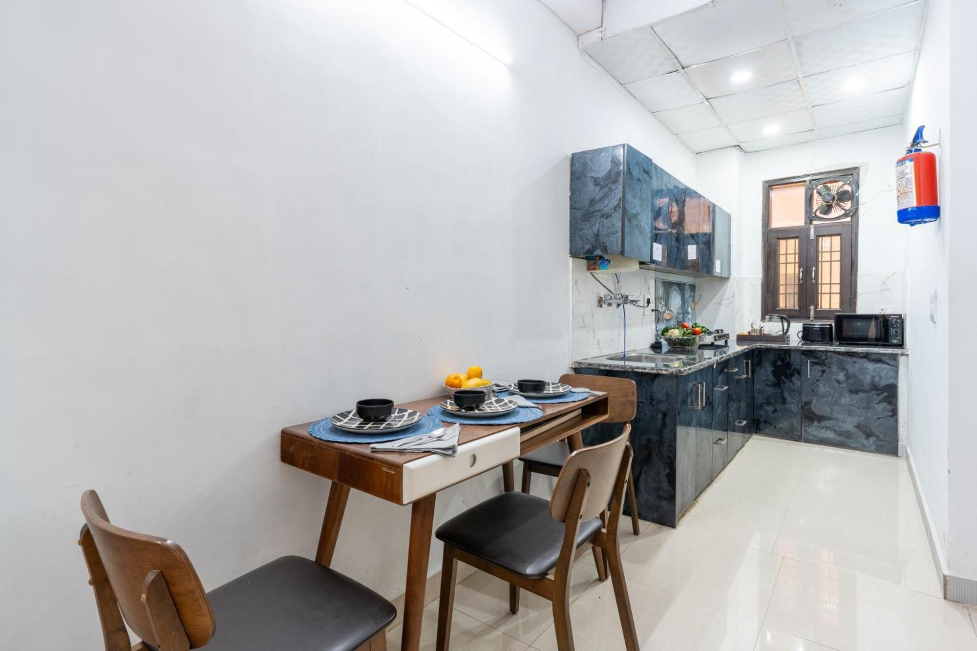Homlee-vintage 2bhk Near Delhi Apartment